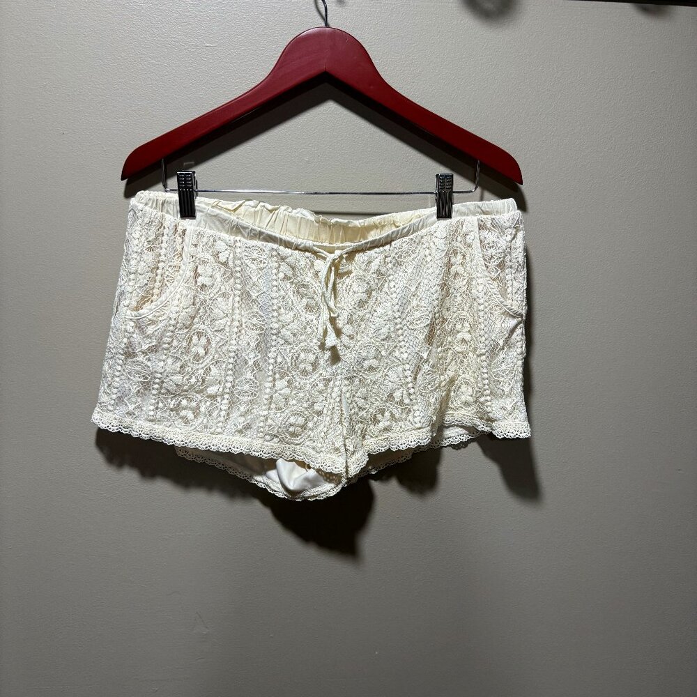 Lace Cream Shorts